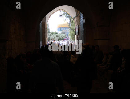 Jerusalem, Jerusalem, die palästinensische Gebiet. 17 Mai, 2019. Palästinensischen muslimischen Gläubigen besuchen Freitagsgebet durig des heiligen Fastenmonats Ramadan bei al-Aqsa Moschee compund, in der Altstadt von Jerusalem, Stadt, Mai 17, 2019 Credit: Abdalrahman Alami/APA-Images/ZUMA Draht/Alamy leben Nachrichten Stockfoto