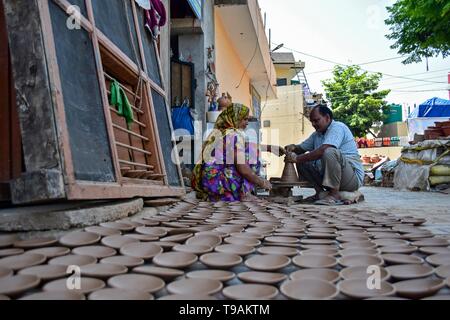 Patiala, Punjab, Indien. 17 Mai, 2019. Indische Töpfer werden gesehen, die traditionelle irdenen Lampen in Patiala Bezirk von Punjab, Indien. Credit: Saqib Majeed/SOPA Images/ZUMA Draht/Alamy leben Nachrichten Stockfoto