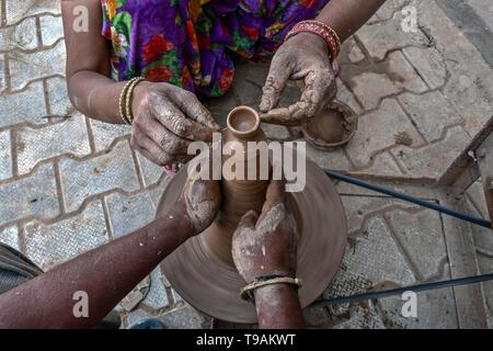 Patiala, Punjab, Indien. 17 Mai, 2019. Indische Töpfer werden gesehen, einen traditionellen irdenen Topf in Patiala Bezirk von Punjab, Indien. Credit: Saqib Majeed/SOPA Images/ZUMA Draht/Alamy leben Nachrichten Stockfoto