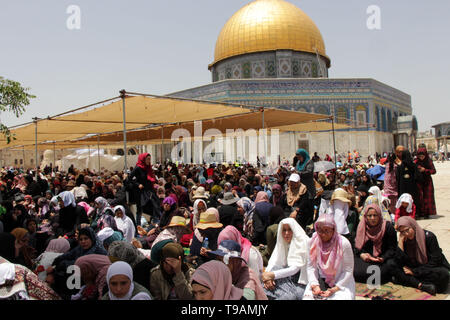 Jerusalem, Jerusalem, die palästinensische Gebiet. 17 Mai, 2019. Palästinensischen muslimischen Gläubigen besuchen Freitagsgebet durig des heiligen Fastenmonats Ramadan bei al-Aqsa Moschee compund, in der Altstadt von Jerusalem, Stadt, Mai 17, 2019 Credit: Ayat Arqawy/APA-Images/ZUMA Draht/Alamy leben Nachrichten Stockfoto