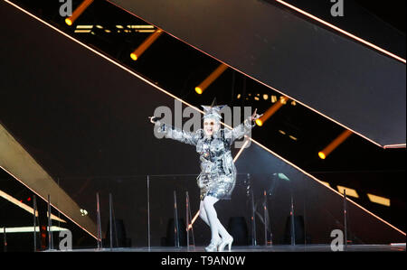 Tel Aviv, Israel. 17 Mai, 2019. Ukrainische Komiker, Pop, Dance und Sänger Verka Serduchka, 2007 Eurovision des zweiten Platzes, der während der Probe vor dem großen Finale des Eurovision Song Contest 2019. Credit: Ilia Yefimovich/dpa/Alamy leben Nachrichten Stockfoto