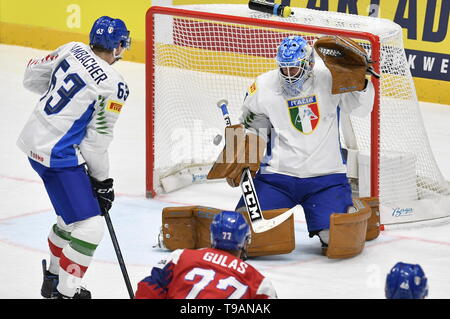 Bratislava, Slowakei. 17 Mai, 2019. (L - R) Alex Lambacher und Marco De Filippo Roia von Italien und Mailand Gulas der Tschechischen Republik in Aktion während der Eishockey-WM Gruppe B Übereinstimmung zwischen der Tschechischen Republik und Italien in Bratislava, Slowakei, 17. Mai 2019. Quelle: Vit Simanek/CTK Photo/Alamy leben Nachrichten Stockfoto