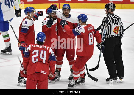 Bratislava, Slowakei. 17 Mai, 2019. Mailand Gulas von Tschechien, Mitte, feiert ein Ziel bei der Eishockey-WM Gruppe B Übereinstimmung zwischen der Tschechischen Republik und Italien in Bratislava, Slowakei, 17. Mai 2019. Quelle: Vit Simanek/CTK Photo/Alamy leben Nachrichten Stockfoto