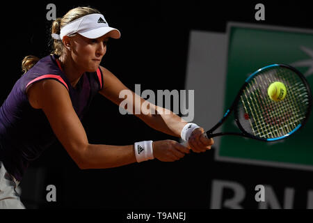 Rom, Italien. 17 Mai, 2019. Kristina Mladenovic (FRA) in Aktion gegen Maria Sakkari (GRE) während des Quartals Finale von Internazionali BNL D'Italia Italian Open auf dem Foro Italico, Rom, Italien Am 17. Mai 2019. Credit: UK Sport Pics Ltd/Alamy leben Nachrichten Stockfoto