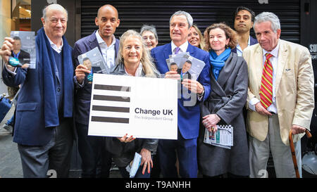 London, UK, 17. Mai 2019. Die Änderung der britische Europaabgeordnete Kandidaten für London, mit Jan Rostowski (links), Chuka Umunna MP (2. von links), Martin Esler (Mitte) und Veteran Korrespondent und Partei unterstützer Martin Bell (rechts). Ändern UK (vormals die unabhängige Gruppe) Kampagne in Argyll Street in der Nähe von Oxford Circus in London, als Teil ihrer Wahlen zum Europäischen Bemühungen. Credit: Imageplotter/Alamy leben Nachrichten Stockfoto