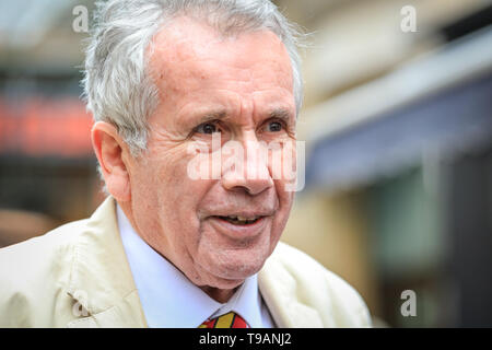 London, Großbritannien, 17. Mai 2019. Veteran war Korrespondent, Journalist und ehemaliger unabhängiger MdEP Martin Bell unterstützt Change UK Kandidat Sin Central London. Bild: Imageplotter/Alamy Live News Stockfoto