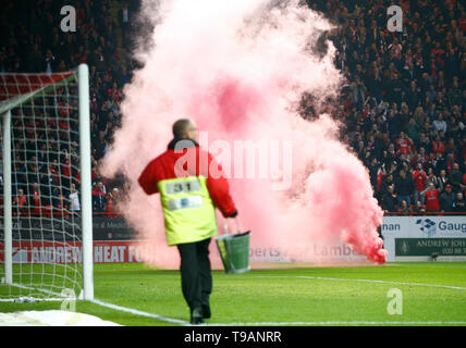 London, Großbritannien. 17. Mai, 2019 Flares auf die Tonhöhe während Sky Bet Liga eine Play-Offs 2. Bein Übereinstimmung zwischen Charlton Athletic und Doncaster Rovers an der Valley Stadium, London Am 17. Mai 2019 FA Premier League und der Football League Bilder unterliegen dem DataCo Lizenz EDITORIAL NUR VERWENDEN Keine Verwendung mit nicht autorisierten Audio-, Video-, Daten-, Spielpläne (außerhalb der EU), Verein/liga Logos oder "live" Dienstleistungen. On-line-in-Verwendung beschränkt auf 45 Bilder (15 zusätzliche Zeit). Kein Einsatz zu emulieren, bewegte Bilder. Credit: Aktion Foto Sport/Alamy leben Nachrichten Stockfoto