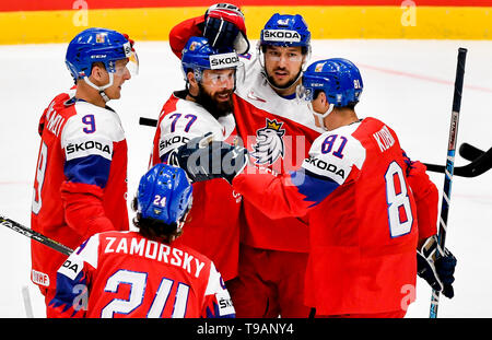 Bratislava, Slowakei. 17 Mai, 2019. Mailand GULAS von Tschechien, Mitte, feiert ein Ziel bei der Eishockey-WM Gruppe B Übereinstimmung zwischen der Tschechischen Republik und Italien in Bratislava, Slowakei, 17. Mai 2019. Quelle: Vit Simanek/CTK Photo/Alamy leben Nachrichten Stockfoto