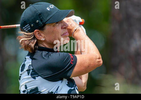Southern Pines, North Carolina, USA. 17 Mai, 2019. Mai 17, 2019 - Southern Pines, North Carolina, USA - Juli Inkster von Los Altos, Kalifornien spielt ihr Schuss aus der zweiten T-Stück während der zweiten Runde der USGA 2 U.S. Senior Frauen Offene Meisterschaft im Pine Needles Lodge and Golf Club, 17. Mai 2019 in Southern Pines, North Carolina. Inkster, World Golf Hall of Fame Mitglied hat 31 LPGA Karriere Siege und einschließlich der sieben großen Meisterschaften. Dies ist die sechste USGA Meisterschaft an der Kiefer, die Nadeln bis 1989 zurück. Credit: Timothy L. Hale/ZUMA Draht/Alamy leben Nachrichten Stockfoto