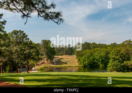 Southern Pines, North Carolina, USA. 17 Mai, 2019. Mai 17, 2019 - Southern Pines, North Carolina, USA - Zweite Runde, am USGA 2 U.S. Senior Frauen Offene Meisterschaft im Pine Needles Lodge and Golf Club, 17. Mai 2019 in Southern Pines, North Carolina. Dies ist die sechste USGA Meisterschaft an der Kiefer, die Nadeln bis 1989 zurück. Credit: Timothy L. Hale/ZUMA Draht/Alamy leben Nachrichten Stockfoto