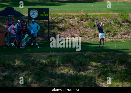 Southern Pines, North Carolina, USA. 17 Mai, 2019. Mai 17, 2019 - Southern Pines, North Carolina, USA - Zweite Runde, am USGA 2 U.S. Senior Frauen Offene Meisterschaft im Pine Needles Lodge and Golf Club, 17. Mai 2019 in Southern Pines, North Carolina. Dies ist die sechste USGA Meisterschaft an der Kiefer, die Nadeln bis 1989 zurück. Credit: Timothy L. Hale/ZUMA Draht/Alamy leben Nachrichten Stockfoto