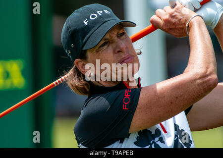 Southern Pines, North Carolina, USA. 17 Mai, 2019. Mai 17, 2019 - Southern Pines, North Carolina, USA - Juli Inkster von Los Altos, Kalifornien spielt ihr Schuß von der ersten T-Stück in der zweiten Runde von der USGA 2 U.S. Senior Frauen Offene Meisterschaft im Pine Needles Lodge and Golf Club, 17. Mai 2019 in Southern Pines, North Carolina. Inkster, World Golf Hall of Fame Mitglied hat 31 LPGA Karriere Siege und einschließlich der sieben großen Meisterschaften. Dies ist die sechste USGA Meisterschaft an der Kiefer, die Nadeln bis 1989 zurück. Credit: Timothy L. Hale/ZUMA Draht/Alamy leben Nachrichten Stockfoto