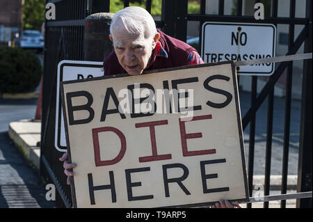 St. Louis, Missouri, USA. 23 Apr, 2016. Eine Demonstrantin hält ein großes Schild vor der geplanten Elternschaft in St. Louis, Missouri. Quelle: Steve Pellegrino/ZUMA Draht/Alamy leben Nachrichten Stockfoto
