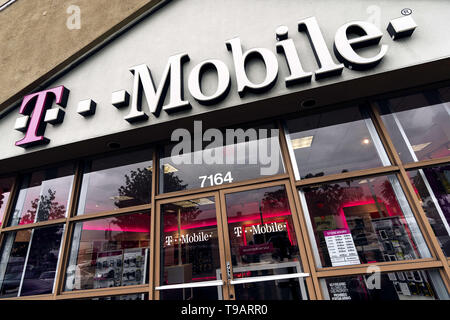 Februar 14, 2019 - Los Angeles, CA, United States - EIN T-Mobile Store in Los Angeles gesehen. (Bild: © RONEN Tivony/SOPA Bilder über ZUMA Draht) Stockfoto