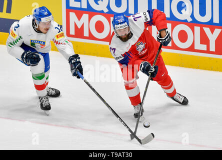 Bratislava, Slowakei. 17 Mai, 2019. Von links IVAN TAUFERER von Italien und Mailand GULAS der Tschechischen Republik, in Aktion während der Eishockey-WM Gruppe B Übereinstimmung zwischen der Tschechischen Republik und Italien in Bratislava, Slowakei, 17. Mai 2019. Quelle: Vit Simanek/CTK Photo/Alamy leben Nachrichten Stockfoto