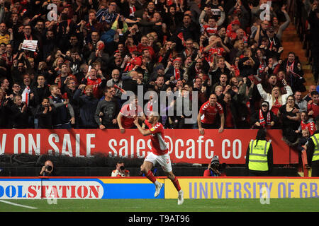 Darren Pratley von Charlton Athletic feiert mit dem Charlton Fans nach dem zweiten Ziel seines Teams zählen. EFL Skybet Fußball Liga 1 Play off Halbfinale, 2 Bein übereinstimmen, Charlton Athletic v Doncaster Rovers im Tal in London am Freitag, 17. Mai 2019. Dieses Bild dürfen nur für redaktionelle Zwecke verwendet werden. Nur die redaktionelle Nutzung, eine Lizenz für die gewerbliche Nutzung erforderlich. Keine Verwendung in Wetten, Spiele oder einer einzelnen Verein/Liga/player Publikationen. pic von Steffan Bowen/Andrew Orchard sport Fotografie/Alamy leben Nachrichten Stockfoto