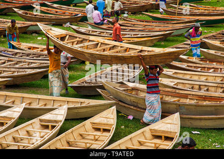 Manikganj, Bangladesch. 15 Aug, 2018. Handwerker gesehen, die ein Boot unter Hunderten von kleinen Booten aus Holz zum Verkauf auf einen Markt angezeigt wie die Einheimischen für die Monsunzeit vorbereiten. Dutzende Herde von Meilen rund um ihre eigenen Boot auf einem Markt in Manikganj, Bangladesch zu kaufen, so wie für Überschwemmungen, die jederzeit zuschlagen können vorbereitet werden. Nach starken Regenfällen für Flussufer gemeinsam ist, zu platzen, Eintauchen in der Nähe Städte und Dörfer. Dies bedeutet, dass Autos und Busse überflüssig geworden und die Menschen sind gezwungen, mit dem Boot zu reisen. Jedes der Boote aus Holz und Rudern sind die Hand - von lokalen Handwerkern und können gekauft werden. Stockfoto