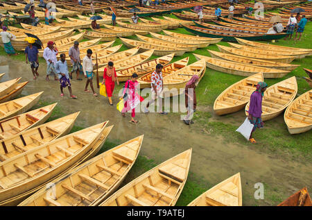 Manikganj, Bangladesch. 1 Aug, 2018. Hunderte von kleinen Booten aus Holz gesehen angezeigt zum Verkauf auf einen Markt wie Einheimischen für Monsun Saison vorzubereiten. Dutzende Herde von Meilen rund um ihre eigenen Boot auf einem Markt in Manikganj, Bangladesch zu kaufen, so wie für Überschwemmungen, die jederzeit zuschlagen können vorbereitet werden. Nach starken Regenfällen für Flussufer gemeinsam ist, zu platzen, Eintauchen in der Nähe Städte und Dörfer. Dies bedeutet, dass Autos und Busse überflüssig geworden und die Menschen sind gezwungen, mit dem Boot zu reisen. Jedes der Boote aus Holz und Rudern sind die Hand - von lokalen Handwerkern und können für so wenig wie 1700 Bangladesch gekauft werden Stockfoto