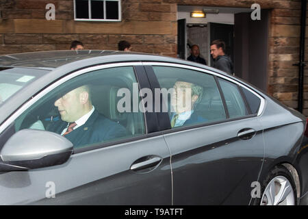 Edinburgh, Großbritannien. 17 Mai, 2019. Nigel Farage, Führer der Brexit Partei verlässt seine Edinburgh Rallye. Credit: Andrew Perry/Alamy leben Nachrichten Stockfoto