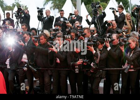 Cannes, Frankreich. 17. Mai 2019. Red Carpet Fotografen Cannes Film Festival Dolor Y Gloria. Premiere. 72. Filmfestival in Cannes Cannes, Frankreich, 17. Mai 2019 Djc 9391 Credit: Allstar Bildarchiv/Alamy Live News Credit: Allstar Bildarchiv/Alamy leben Nachrichten Stockfoto