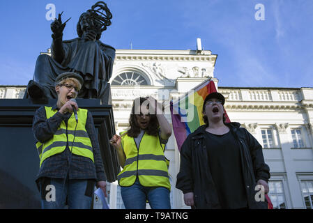 Warszawa, Mazowieckie, Polen. 17 Mai, 2019. Eine LGBTQ Aktivist beobachtet, als er auf die Demonstranten während der Demonstration. Der Internationale Tag gegen Homophobie, Biphobia Transphobia und rund um die Welt gefeiert wird. Dieses Datum erinnert an die Streichung von Homosexualität aus der Internationalen Klassifikation der Krankheiten der Weltgesundheitsorganisation am 17. Mai 1990. Dutzende von lgbtq Aktivisten und Unterstützer in Warschau versammelten ihre Opposition gegen die wachsende Welle von Hass gegen die nicht-heteronormative Menschen und Elzbieta Podlesna, ein Aktivist, der vor Kurzem für Design verhaftet wurde, um zu zeigen Stockfoto