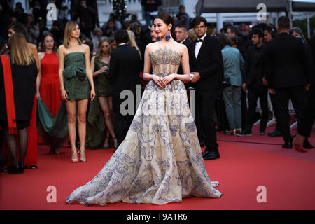 Cannes, Frankreich. 17 Mai, 2019. Chinesische Schauspielerin Guan Xiaotong Posen auf dem roten Teppich zur Premiere des Films "olor y Gloria" auf dem 72. Filmfestival in Cannes Cannes, Frankreich, am 17. Mai 2019. Die 72. Filmfestspielen von Cannes wird hier vom 14. bis 25 Mai statt. Credit: Zhang Cheng/Xinhua/Alamy leben Nachrichten Stockfoto