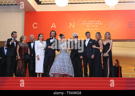 Cannes, Frankreich. 17 Mai, 2019. Darsteller posieren auf dem roten Teppich zur Premiere des Films "olor y Gloria" auf dem 72. Filmfestival in Cannes Cannes, Frankreich, am 17. Mai 2019. Die 72. Filmfestspielen von Cannes wird hier vom 14. bis 25 Mai statt. Credit: Zhang Cheng/Xinhua/Alamy leben Nachrichten Stockfoto