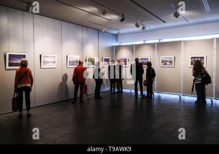 Berlin, Deutschland. 17 Mai, 2019. Besucher Blick auf Bilder während der Nanjing Kultur und Tourismus Wochen im chinesischen Kulturzentrum in Berlin, Hauptstadt der Bundesrepublik Deutschland, am 17. Mai 2019. Credit: Shan Yuqi/Xinhua/Alamy leben Nachrichten Stockfoto