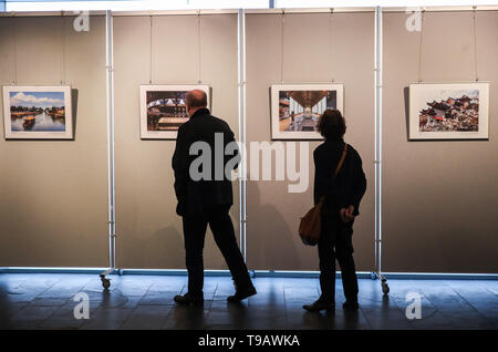 Berlin, Deutschland. 17 Mai, 2019. Besucher Blick auf Bilder während der Nanjing Kultur und Tourismus Wochen im chinesischen Kulturzentrum in Berlin, Hauptstadt der Bundesrepublik Deutschland, am 17. Mai 2019. Credit: Shan Yuqi/Xinhua/Alamy leben Nachrichten Stockfoto