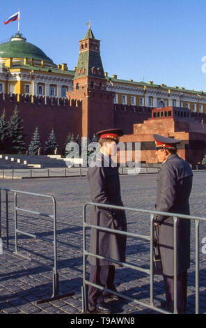 Moskau, Russland. 1. Okt 1992. Ein Paar von Uniformierten Wachen auf dem Roten Platz, in der Nähe des Kreml in Moskau. Credit: Arnold Drapkin/ZUMA Draht/Alamy leben Nachrichten Stockfoto