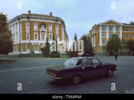 Moskau, Russland. 1. Okt 1992. Das Bürogebäude des Präsidenten von Russland (Präsident der Russischen Föderation und Staatsoberhaupt) für Links, die in den Moskauer Kreml, ist von einem uniformierten Offizier und ein Streifenwagen bewacht. Credit: Arnold Drapkin/ZUMA Draht/Alamy leben Nachrichten Stockfoto