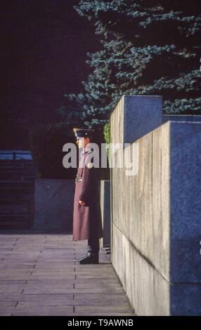 Moskau, Russland. 1. Okt 1992. Ein uniformierter Wachmann auf dem Roten Platz, in der Nähe des Kreml in Moskau. Credit: Arnold Drapkin/ZUMA Draht/Alamy leben Nachrichten Stockfoto