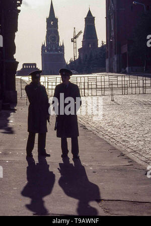 Moskau, Russland. 1. Okt 1992. Ein Paar von Uniformierten Wachen auf dem Roten Platz, in der Nähe des Kreml in Moskau. Credit: Arnold Drapkin/ZUMA Draht/Alamy leben Nachrichten Stockfoto