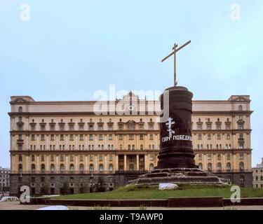 Moskau, Russland. 1. Okt 1992. Die Statue von Felix Dserschinski, der die ersten sowjetischen Staates Sicherheitsorganisationen, die die Geheimpolizei gegründet, wurde von seinem Sockel vor der KGB-Zentrale in Lubjanka Platz in Moskau entfernt und durch eine Russisch-orthodoxe Kreuz ersetzt nach dem gescheiterten Putsch gegen Gorbatschow von harten kommunistischen Linie Mitglieder der Regierung im August 1991. Credit: Arnold Drapkin/ZUMA Draht/Alamy leben Nachrichten Stockfoto