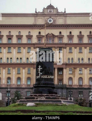 Moskau, Russland. 1. Okt 1992. Die Statue von Felix Dserschinski, der die ersten sowjetischen Staates Sicherheitsorganisationen, die die Geheimpolizei gegründet, wurde von seinem Sockel vor der KGB-Zentrale in Lubjanka Platz in Moskau entfernt und durch eine Russisch-orthodoxe Kreuz ersetzt nach dem gescheiterten Putsch gegen Gorbatschow von harten kommunistischen Linie Mitglieder der Regierung im August 1991. Credit: Arnold Drapkin/ZUMA Draht/Alamy leben Nachrichten Stockfoto