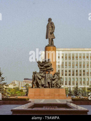 Moskau, Russland. 1. Okt 1992. Statue von Wladimir Lenin, russischer Revolutionär und Gründer der Kommunistischen Teil und der Sowjetunion, in Kaluzhskaya Platz in Moskau. Credit: Arnold Drapkin/ZUMA Draht/Alamy leben Nachrichten Stockfoto