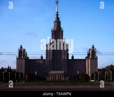 Moskau, Russland. 1. Okt 1992. Der Moskauer Staatlichen Pädagogischen Universität, dem höchsten Gebäude der Welt, ist die renommierteste Universität in der ehemaligen Sowjetunion angesehen. Es ist eine der sieben Schwestern, eine Gruppe von sieben Moskauer Wolkenkratzer im Stalinistischen Stil, von 1947 bis 1953 gebaut. Credit: Arnold Drapkin/ZUMA Draht/Alamy leben Nachrichten Stockfoto