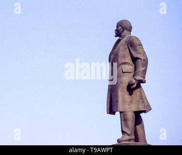 Moskau, Russland. 1. Okt 1992. Statue von Wladimir Lenin, russischer Revolutionär und Gründer der Kommunistischen Teil und der Sowjetunion, in Kaluzhskaya Platz in Moskau. Credit: Arnold Drapkin/ZUMA Draht/Alamy leben Nachrichten Stockfoto