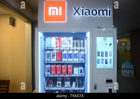 (190518) -- Bangalore, 18. Mai 2019 (Xinhua) - Foto am 17 Mai, 2019 zeigt die ersten Mi Express Kiosk, einen Automaten von Chinas Xiaomi, in Bangalore, Indien installiert. Xiaomi, eine chinesische Firma mit Sitz in Peking, kündigte eine neue innovative Mi Express Kiosk Initiative in Bangalore, Indien. Eine Freigabe der Ankündigung sagt der neue Mi Express Kioske sind Automaten, die es dem Verbraucher ermöglichen, und Mi Fans Xiaomi Smartphones und mobile Zubehör direkt zu kaufen. Die Kioske sind so ausgelegt, dass sie alle Formen von Zahlungen über Kreditkarten, Debitkarten, Bargeld anzunehmen und UPI Stockfoto