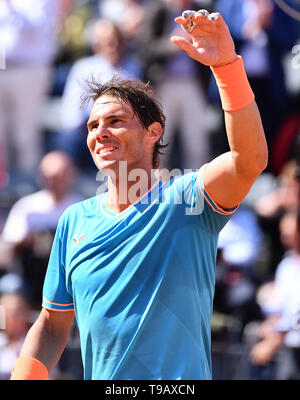 Rom. 17 Mai, 2019. Der Spanier Rafael Nadal reagiert während der Männer singles Viertelfinalegleichen gegen Spaniens Fernando Verdasco auf der Italian Open Tennis Turnier (internationale BNL d'Italia) am Foro Italico Sports Complex am 17. Mai 2019 in Rom, Italien. Rafael Nadal gewann 2-0. Credit: Alberto Lingria/Xinhua/Alamy leben Nachrichten Stockfoto