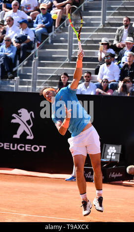 Rom. 17 Mai, 2019. Der Spanier Rafael Nadal dient während der Männer singles Viertelfinalegleichen gegen Spaniens Fernando Verdasco auf der Italian Open Tennis Turnier (internationale BNL d'Italia) am Foro Italico Sports Complex am 17. Mai 2019 in Rom, Italien. Rafael Nadal gewann 2-0. Credit: Alberto Lingria/Xinhua/Alamy leben Nachrichten Stockfoto