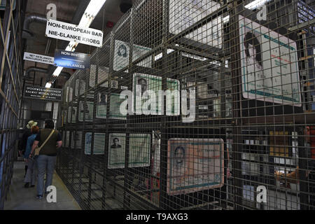 Peking, China. 17 Mai, 2019. Foto am 17. Mai 2019 zeigt vergrößerte Südafrikanischen Bürger ID-Karten in verschiedenen Farben von der Apartheid in das Apartheid Museum in Johannesburg, Südafrika. Das Apartheid Museum öffnet ein Fenster in die Vergangenheit Südafrikas Kampf gegen die Kolonialherrschaft, Ungerechtigkeiten und Rassentrennung, während im Brennpunkt: der Beginn einer Ära der Unabhängigkeit mit rassischen Integration und nur Regel markiert. 18. Mai markiert den Internationalen Museumstag. Credit: Chen Cheng/Xinhua/Alamy leben Nachrichten Stockfoto