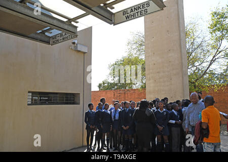 Peking, Südafrika. 17 Mai, 2019. Besucher versammeln sich das Apartheid Museum Eingang, der mit Weiß und Nicht-weißen Schilder in Johannesburg, Südafrika, 17. Mai 2019 gekennzeichnet ist. Das Apartheid Museum öffnet ein Fenster in die Vergangenheit Südafrikas Kampf gegen die Kolonialherrschaft, Ungerechtigkeiten und Rassentrennung, während im Brennpunkt: der Beginn einer Ära der Unabhängigkeit mit rassischen Integration und nur Regel markiert. 18. Mai markiert den Internationalen Museumstag. Credit: Chen Cheng/Xinhua/Alamy leben Nachrichten Stockfoto