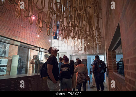 Peking, Südafrika. 17 Mai, 2019. Menschen besuchen das Apartheid Museum in Johannesburg, Südafrika, 17. Mai 2019. Das Apartheid Museum öffnet ein Fenster in die Vergangenheit Südafrikas Kampf gegen die Kolonialherrschaft, Ungerechtigkeiten und Rassentrennung, während im Brennpunkt: der Beginn einer Ära der Unabhängigkeit mit rassischen Integration und nur Regel markiert. 18. Mai markiert den Internationalen Museumstag. Credit: Chen Cheng/Xinhua/Alamy leben Nachrichten Stockfoto