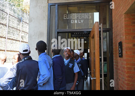 Peking, Südafrika. 17 Mai, 2019. Menschen gehen durch eine Tür, die Worte "Europäer nur' in das Apartheid Museum in Johannesburg, Südafrika, 17. Mai 2019. Das Apartheid Museum öffnet ein Fenster in die Vergangenheit Südafrikas Kampf gegen die Kolonialherrschaft, Ungerechtigkeiten und Rassentrennung, während im Brennpunkt: der Beginn einer Ära der Unabhängigkeit mit rassischen Integration und nur Regel markiert. 18. Mai markiert den Internationalen Museumstag. Credit: Chen Cheng/Xinhua/Alamy leben Nachrichten Stockfoto