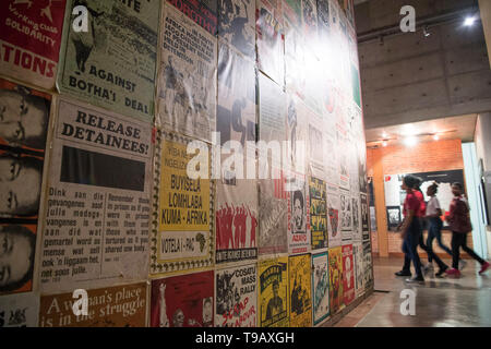 Peking, China. 17 Mai, 2019. Foto am 17. Mai 2019 zeigt eine Wand bedeckt mit Parolen aus der Apartheid in das Apartheid Museum in Johannesburg, Südafrika. Das Apartheid Museum öffnet ein Fenster in die Vergangenheit Südafrikas Kampf gegen die Kolonialherrschaft, Ungerechtigkeiten und Rassentrennung, während im Brennpunkt: der Beginn einer Ära der Unabhängigkeit mit rassischen Integration und nur Regel markiert. 18. Mai markiert den Internationalen Museumstag. Credit: Chen Cheng/Xinhua/Alamy leben Nachrichten Stockfoto