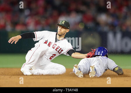 Los Angeles, USA. 17. Mai 2019. Los Angeles Engel shortstop Andrelton Simmons (2) Variablen aus Kansas City Royals zweiter Basisspieler Whit Merrifield (15) versucht, die zweite Basis während des Spiels zwischen den Kansas City Royals und der Präfektur Aichi im Angel Stadium in Anaheim, CA, (Foto von Peter Joneleit, Cal Sport Media) Credit: Cal Sport Media/Alamy Leben Nachrichten zu stehlen Stockfoto