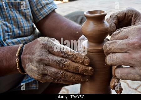 Indische Töpfer werden gesehen, einen traditionellen irdenen Lampe in Patiala Bezirk von Punjab, Indien. Stockfoto