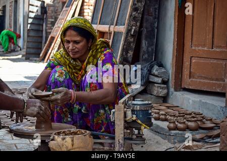 Eine indische Frau Potter gesehen die traditionelle irdenen Lampen und Töpfe in Patiala Bezirk von Punjab, Indien. Stockfoto