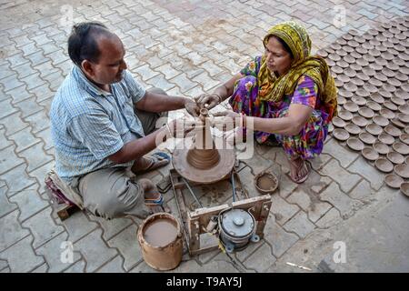 Indische Töpfer werden gesehen, die traditionelle irdene Töpfe und Lampen in Patiala Bezirk von Punjab, Indien. Stockfoto